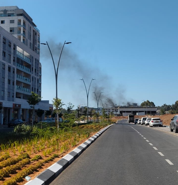 עשן שחור מבסיס תל השומר. צילום: לינוי גדסי