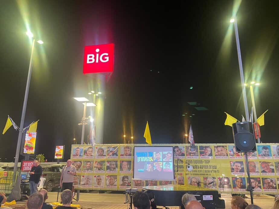 יובב קוניקמן נואם בעצרת האחרונה למען החטופים בביג יהוד. צילום באדיבות המצולמים