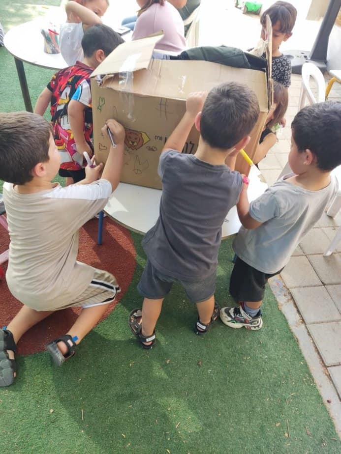 ילדות וילדי גן ורד, שנתרמו למען מיזם חיבוק חם לחורף. צילום באדיבות באדיבות גן ורד