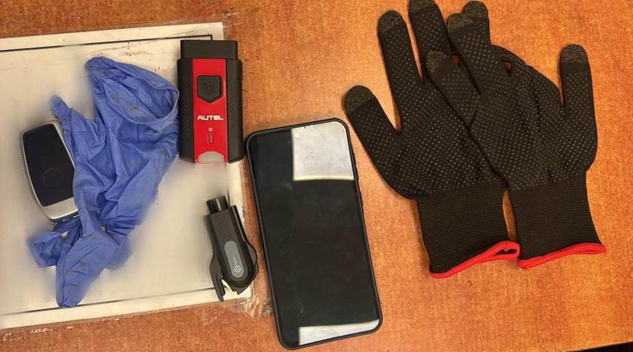 הציוד שנתפס ברשות החשוד; קרדיט צילום: דוברות המשטרה.