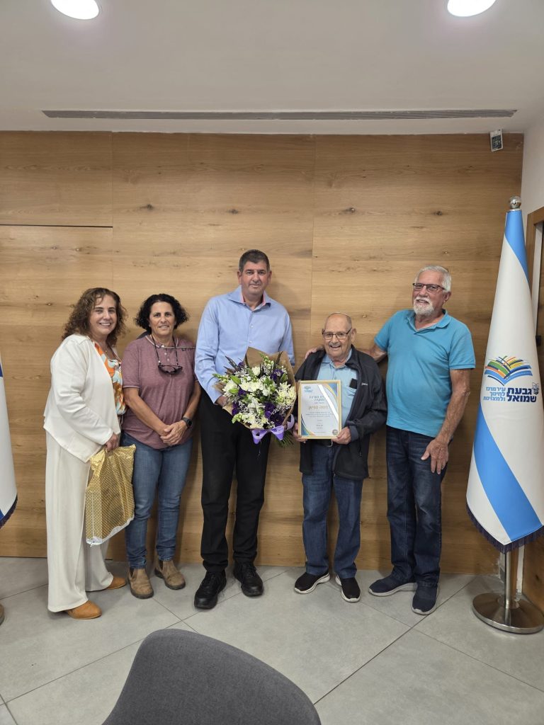 תעודת הוקרה למתנדב משה ספיאן. צילום: דוברות עיריית גבעת שמואל