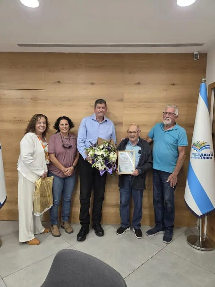 תעודת הוקרה למתנדב משה ספיאן. צילום: דוברות עיריית גבעת שמואל