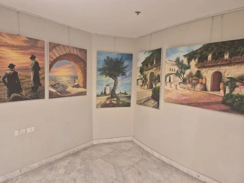 תערוכת ציורים בסביון בית בוטיק מרשת מגדלי הים התיכון. צילום: רונית שוראקי