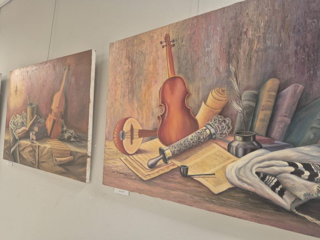 תערוכת ציורים בסביון בית בוטיק מרשת מגדלי הים התיכון. צילום: רונית שוראקי