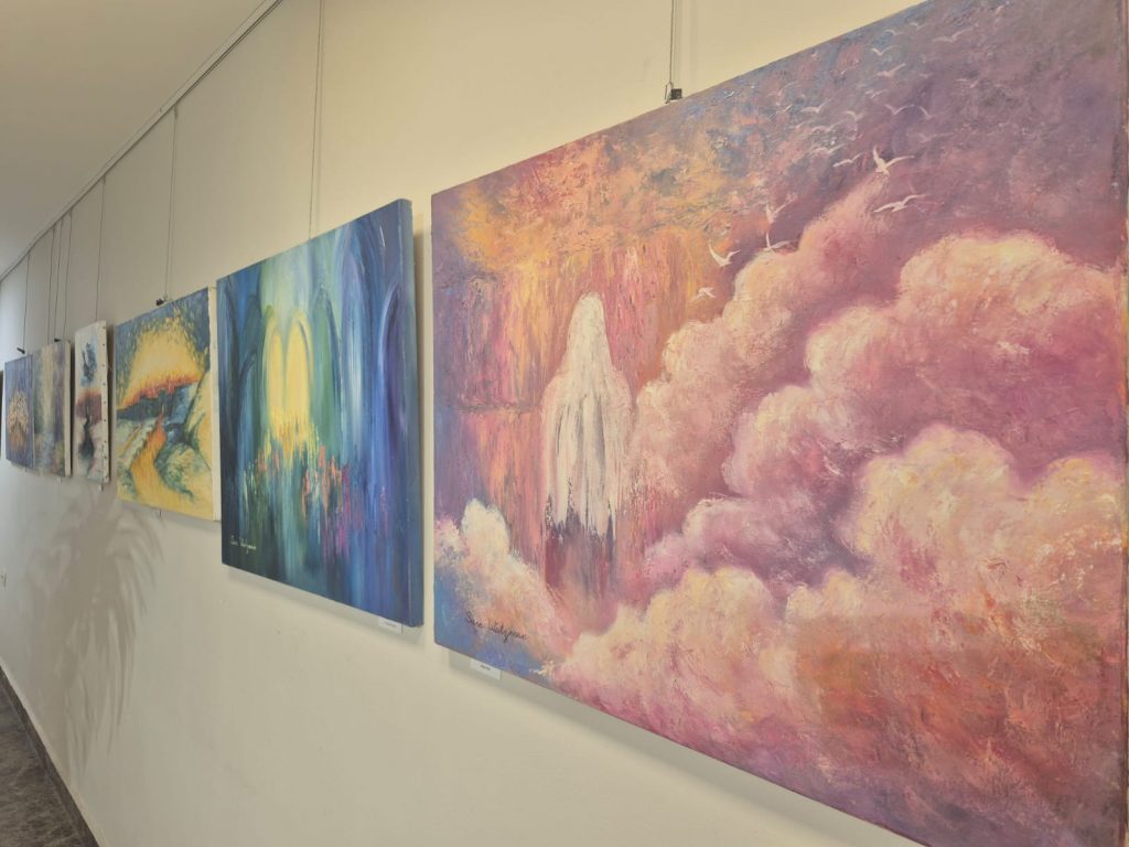 תערוכת ציורים בסביון בית בוטיק מרשת מגדלי הים התיכון. צילום: רונית שוראקי