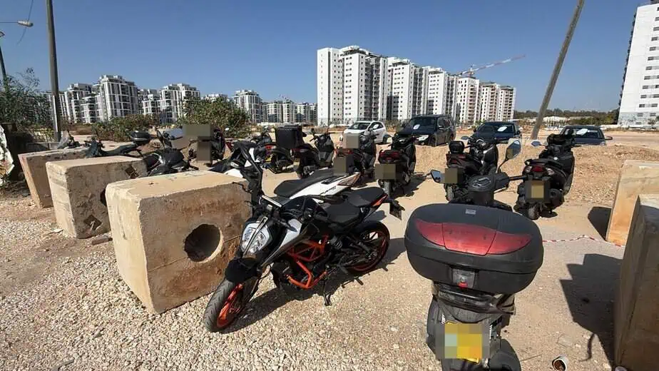 חניון האופנועים סמוך למכללה מהבוקר. צילום: אונו ניוז