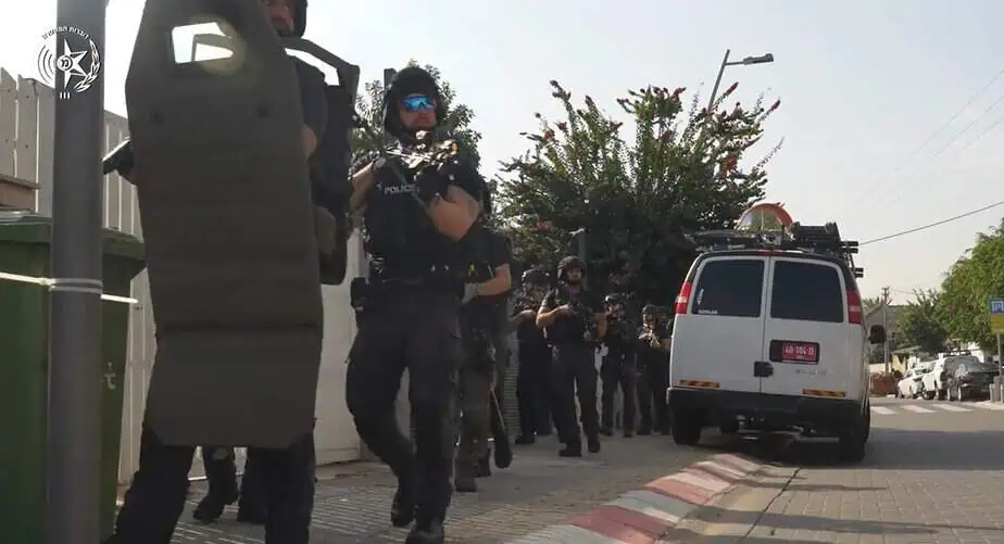 אימון להתמודדות עם תרחישי פח״ע ולחימה בשטח אורבני בנוי באור יהודה. צילום: דוברות המשטרה