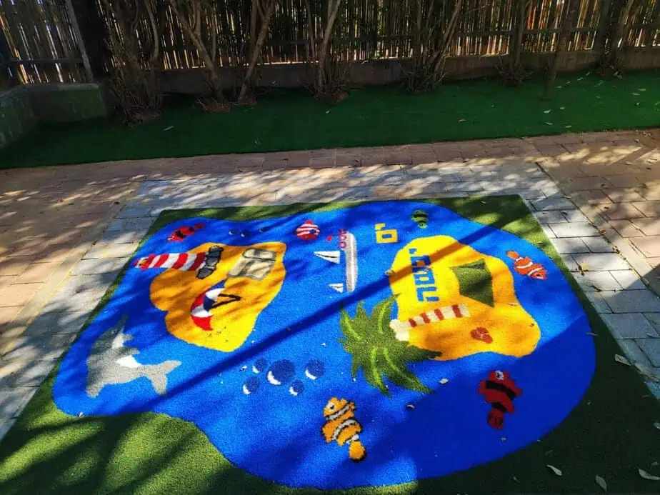 שילוב משחקים חינוכיים המודפסים ישירות על גבי הדשא במתחם משה דיין בגבעת שמואל. צילום: דוברות העירייה