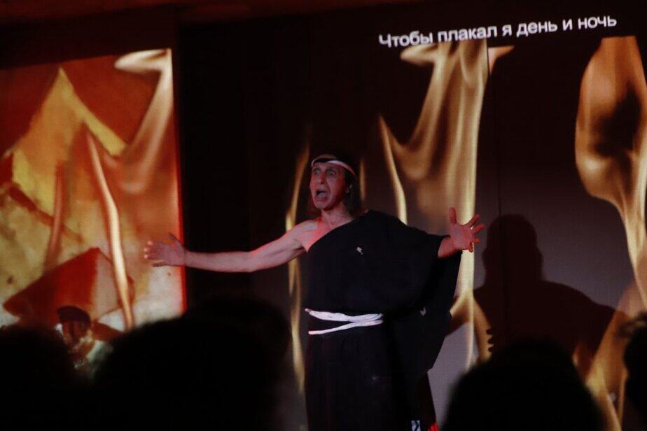 מופע-מחקר דוקומנטרי בשם "אהל בדרך לחלום". צילום: איתן אלחדז ברק