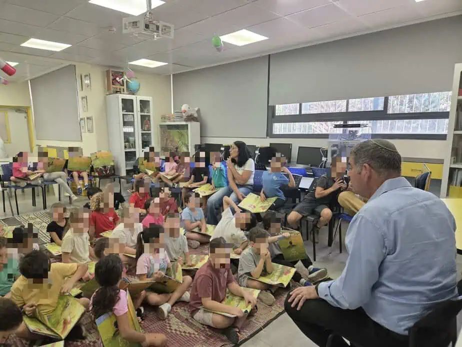 שעת סיפור עם ראש העיר גבעת שמואל. צילום: דוברות העירייה