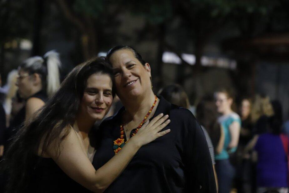 סיגל עם מירי מסיקה. צילום: איתן אלחדז ברק