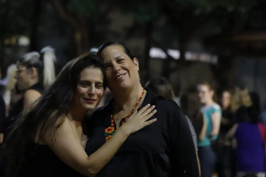 סיגל עם מירי מסיקה. צילום: איתן אלחדז ברק