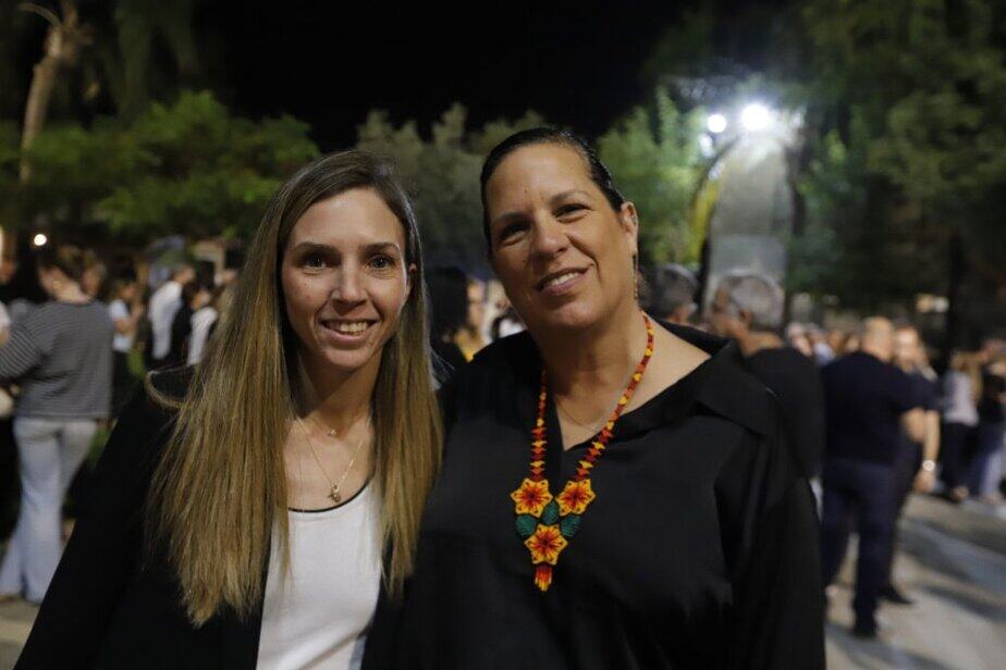 סיגל עם ספיר חממי אשתו של סאל אסף חממי. צילום: איתן אלחדז ברק