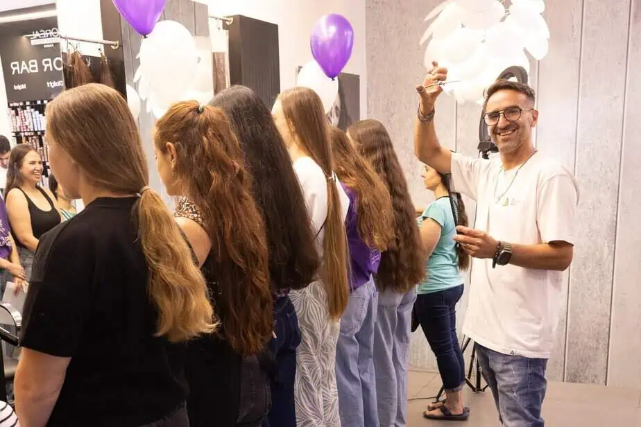 מבצע תרומת שיער של מועדון הנוער קריית אלון בגבעת שמואל. צילום: עופר גדנקן