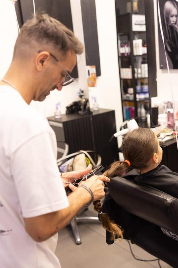 מבצע תרומת שיער של מועדון הנוער קריית אלון בגבעת שמואל. צילום: עופר גדנקן