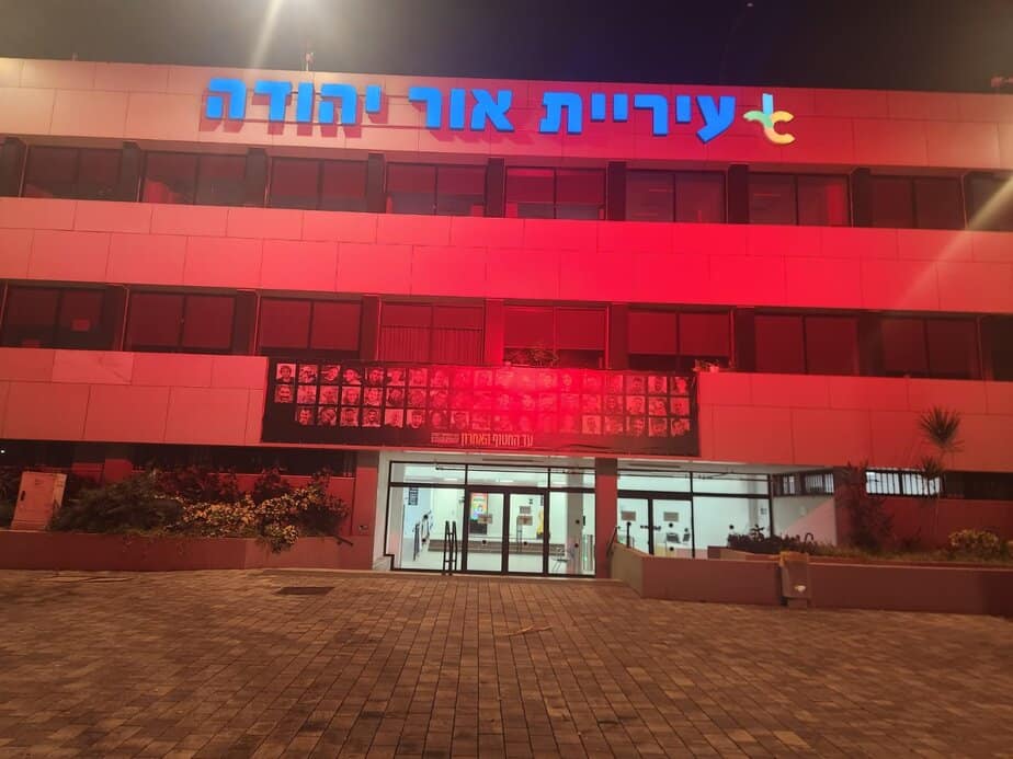 אור יהודה האירה את בניין העירייה באדום. צילום: דוברות עיריית אור יהודה