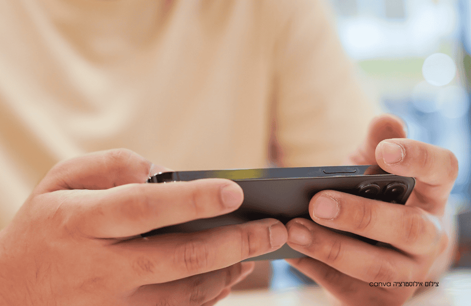 ילד משחק בסמארטפון. צילום אילוסטרציה canva