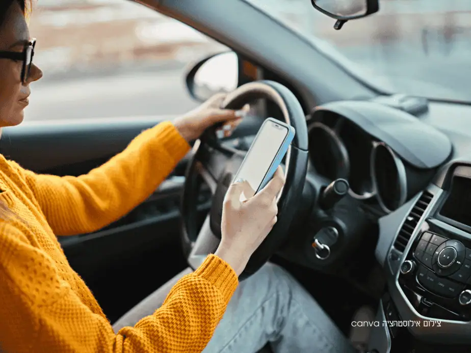 שימוש בנייד בזמן נסיעה. צילום אילוסטרציה canva