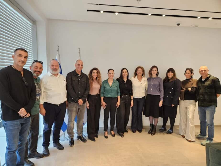 ליאת שוחט עם מנהלי בתי הספר העל יסודיים לאחר פרסום אחוזי הזכאות לבגרות. צילום: עיריית אור יהודה