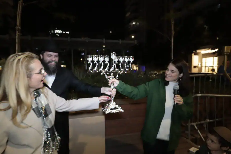 הדלקת נר ראשון של חנוכה בקריית אונו. צילום: איתן אלחדז ברק