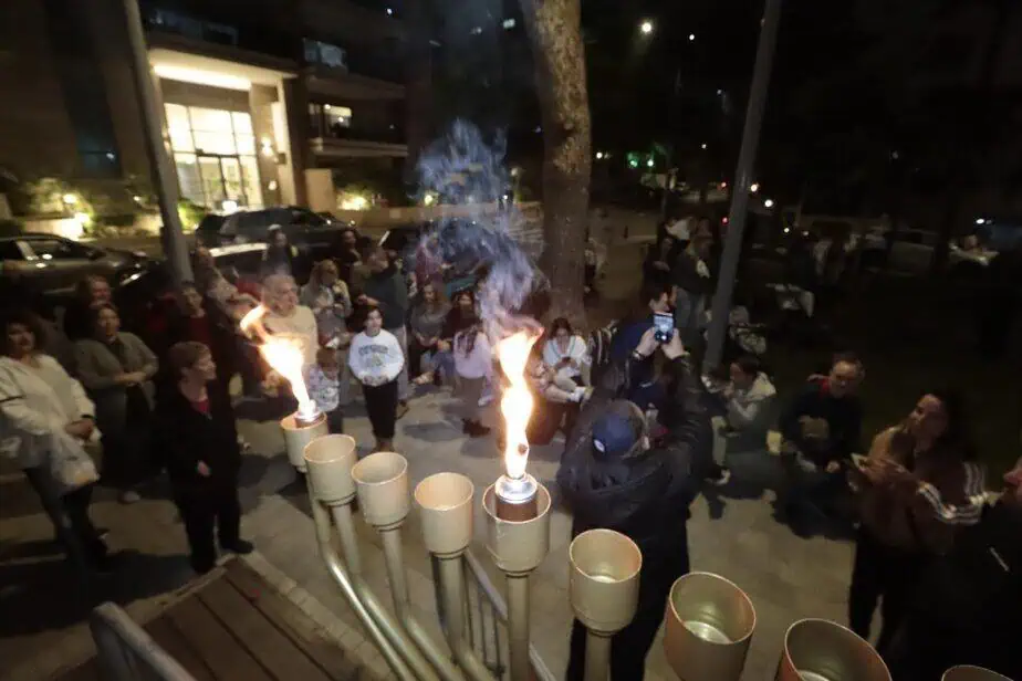 הדלקת נר ראשון של חנוכה בקריית אונו. צילום: איתן אלחדז ברק