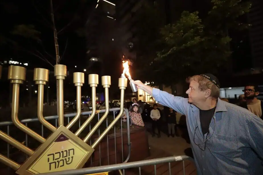 הדלקת נר ראשון של חנוכה בקריית אונו. צילום: איתן אלחדז ברק