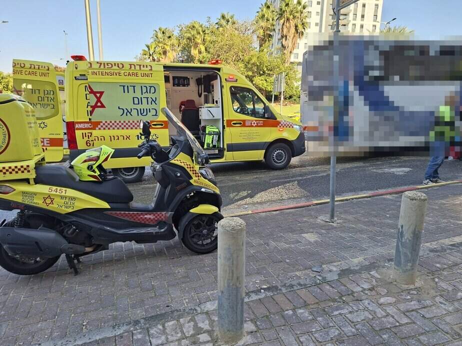 הולכת רגל נפגעה מאוטובוס בגבעת שמואל. צילום: תיעוד מבצעי מד"א