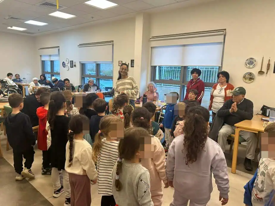 מפגש בין ילדי גנים לקשישים. צילום: דוברות עיריית גני תקווה