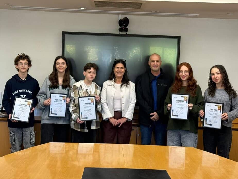 נבחרת הדיבייט של בית הספר למחוננים "מרום". צילום: דוברות עיריית גני תקווה