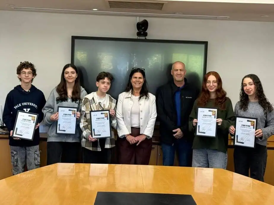 נבחרת הדיבייט של בית הספר למחוננים "מרום". צילום: דוברות עיריית גני תקווה