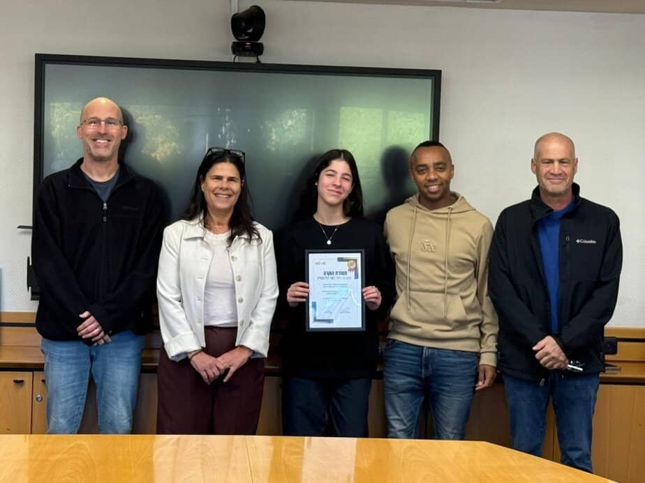 תעודת הוקרה לשני גולדשטיין. צילום: דוברות עיריית גני תקווה