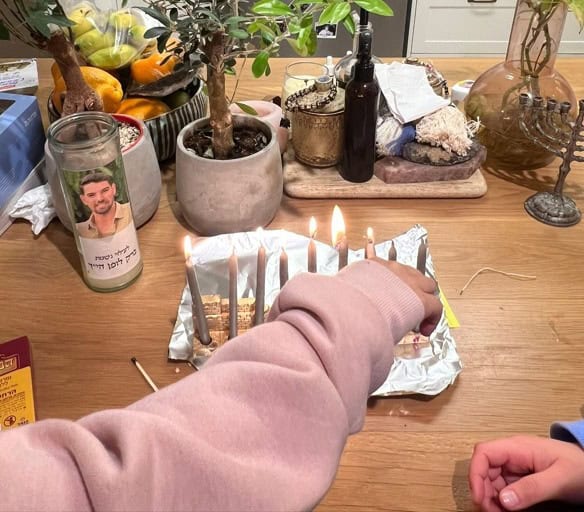 יובל ועמית בנותיו של ברק לופן ז"ל ממשיכות את האור של אביהן. צילום באדיבות המשפחה