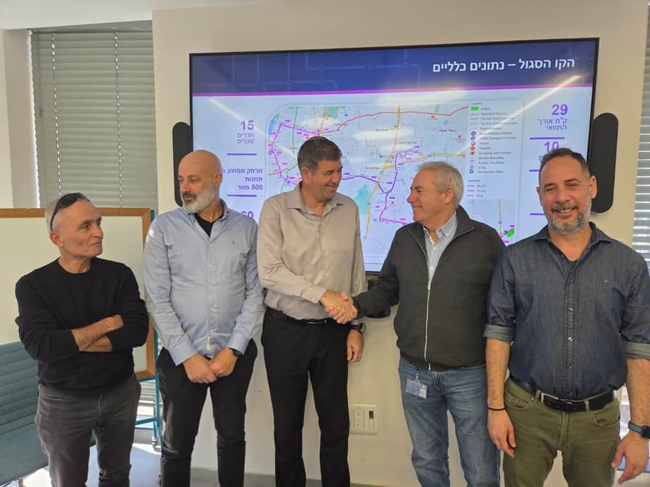 ראש העיר יוסי ברודני עם צוות נת"ע. צילום: דוברות עיריית גבעת שמואל