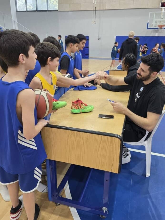 חגיגת חנוכה בגני תקווה. צילום באדיבות מועדון הכדורסל מכבי תל אביב גני תקווה