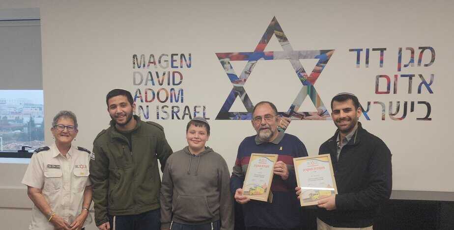 מימין איתמר מידן מגבעת שמואל וג'ררדו שניר עם הנער מעוז חיים ופרופ' שנער. צילום: דוברות מד"א