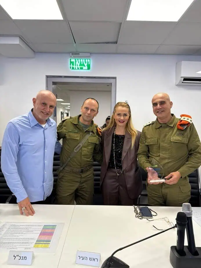 מימין סא"ל יונתן רז, ראש העיר, מיכל רוזנשיין, האלוף שי קלפר, מנכ"ל העירייה, שרון קרן. צילום דוברות עיריית קריית אונו