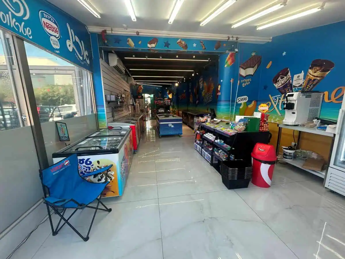חנות גלידות באור יהודה.