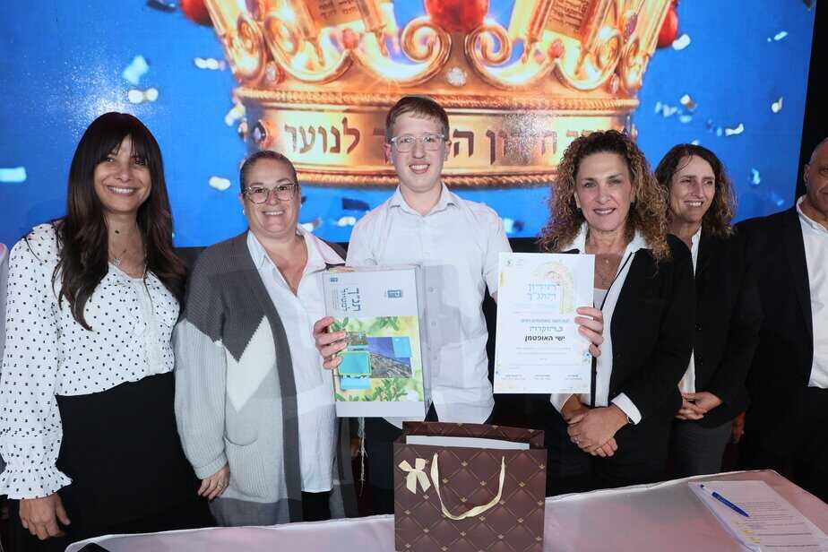 ישי האופטמן מגבעת שמואל – חתן חידון התנ"ך המחוזי הפומבי לשנת תשפ"ו. צילום: דוד וייל