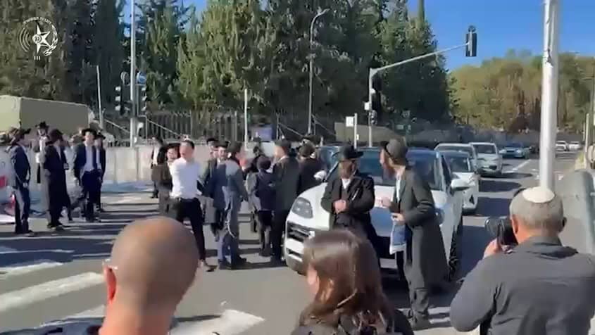 הפגנה בלתי חוקית בסמוך ללשכת גיוס צה"ל. צילום: דוברות המשטרה