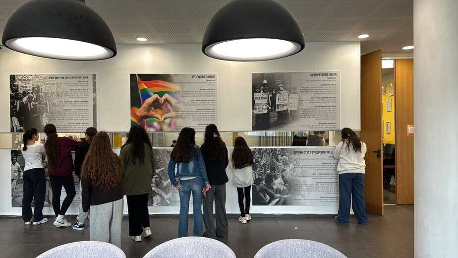 תערוכה בסיפרייה העירונית בגני תקווה הסוקרת את המאבקים הגדולים למען שוויון זכויות. צילום: דוברות העירייה