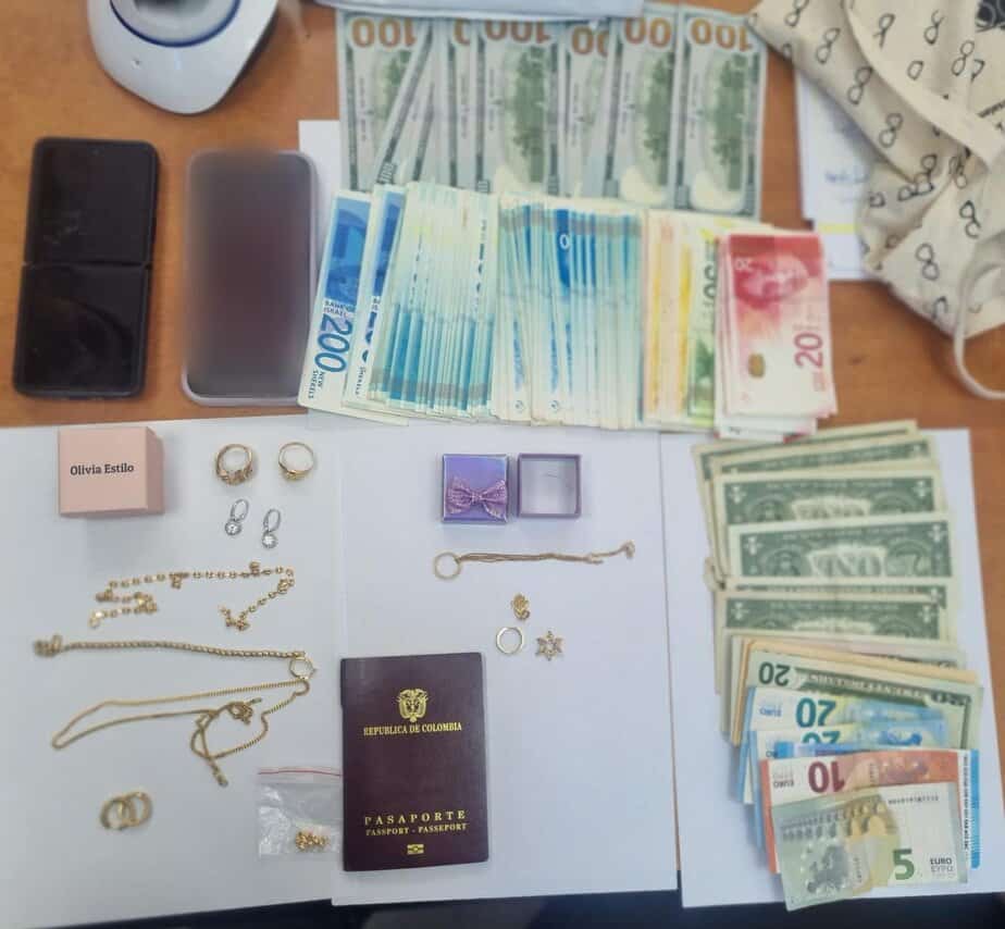 הכסף והתכשיטים שנתפסו. צילום: דוברות המשטרה