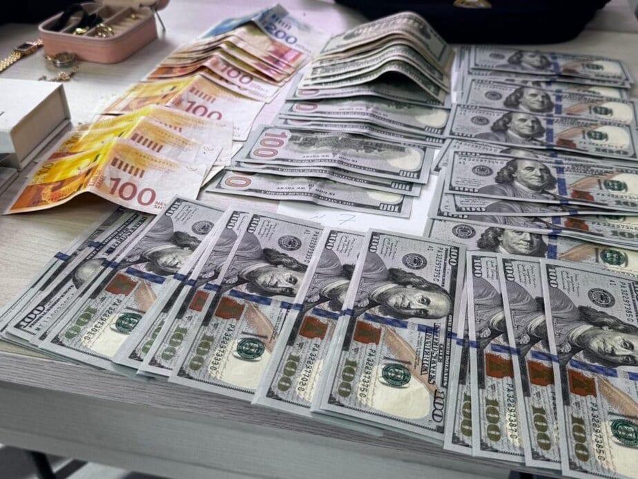 הכסף והתכשיטים שנתפסו. צילום: דוברות המשטרה