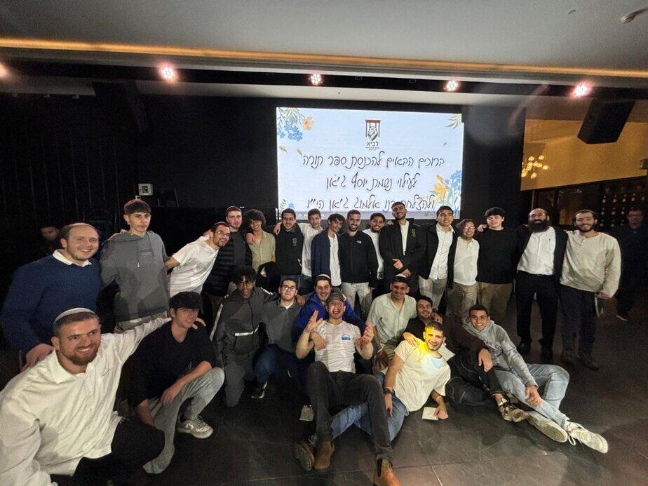 אלמוג ג'אן הכניס ספר תורה באור יהודה לזכר אביו. צילום: ניצן סגל, מכינת לביא