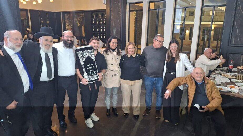 הכנסת ספר תורה באור יהודה לזכר יוסף ג'אן. צילום: ניצן סגל, מכינת לביא