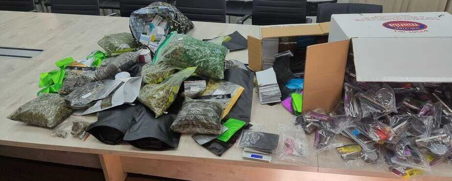 תיעוד מהחומרים שנמצאו בדירה באור יהודה. צילום: אור יהודה