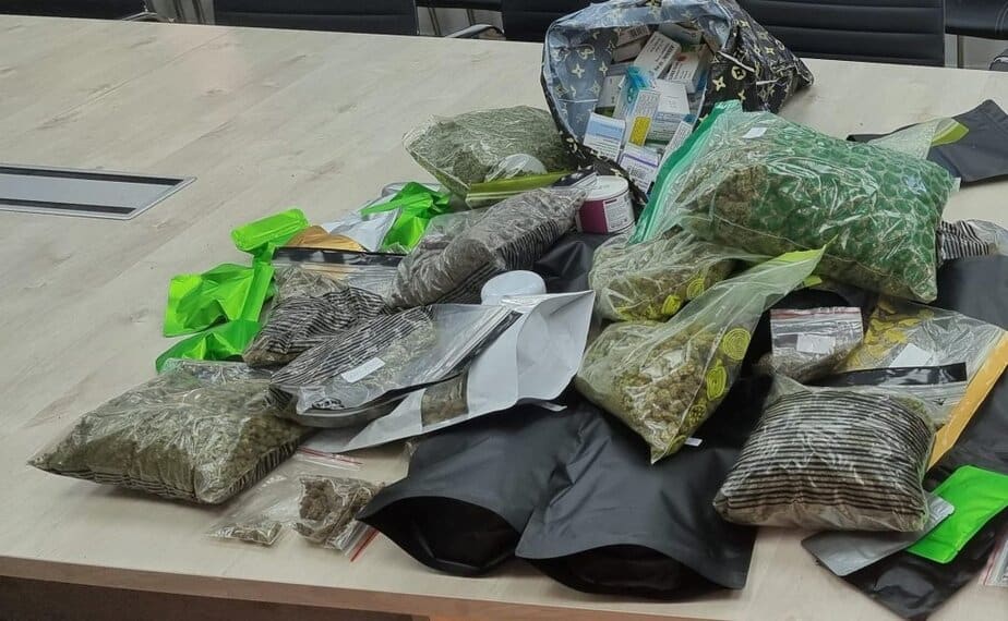 תיעוד מהחומרים שנמצאו בדירה באור יהודה. צילום: אור יהודה