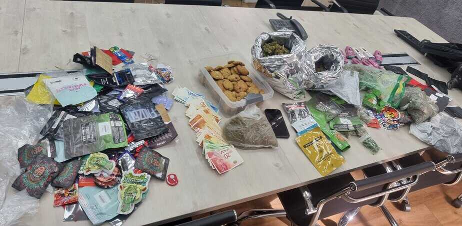 החומרים החשודים שנתפסו ברכב. צילום: דוברות המשטרה