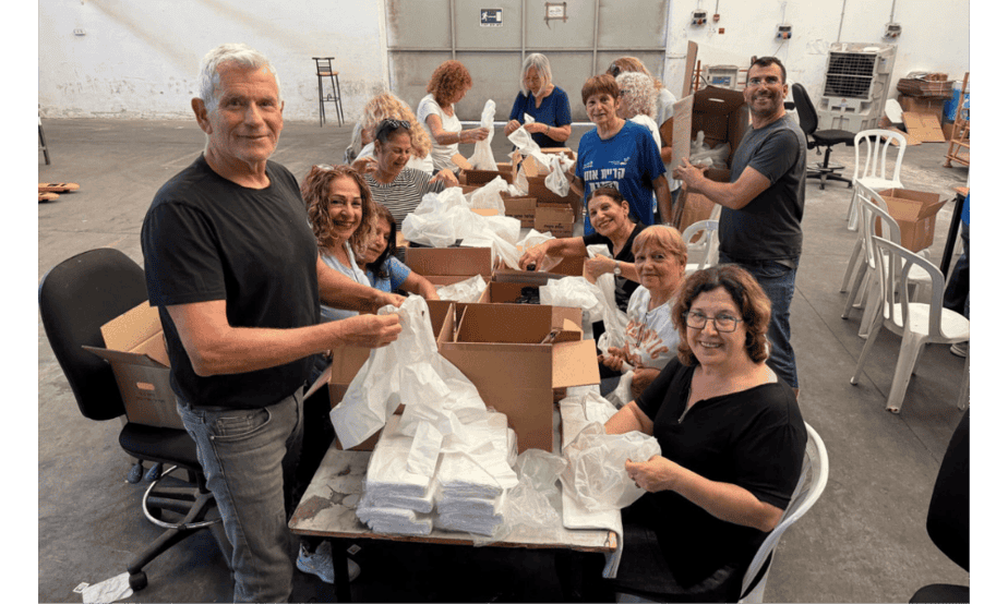 יהודה חורב באריזת מנות קרב במחנה צריפין. צילום פרטי