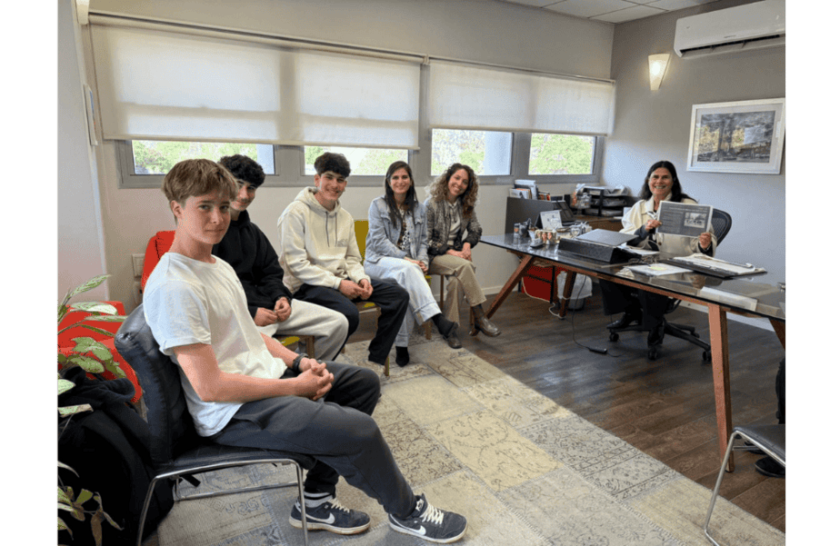 תלמידי שכבת י' בתיכון מית"ר בגני תקווה, הקימו את מיזם הריצה "הדור העולה" בפגישה עם ראש העיר. צילום: עיריית גני תקווה