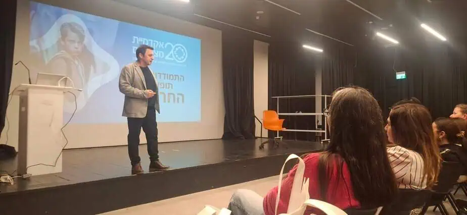יוני צ'ונה, מנכ"ל מרכז "מצמיחים" להפחתת אלימות בבתי הספר. צילום: עיריית גני תקווה